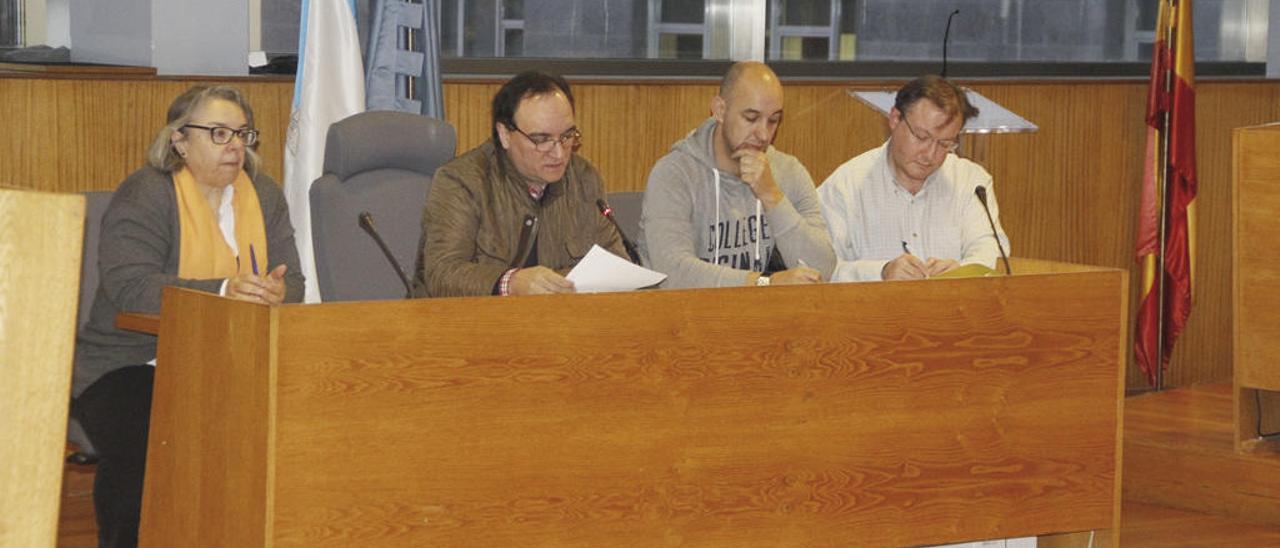 Representantes de la plantilla municipal, en una asamblea anterior en el consistorio. // Santos Álvarez