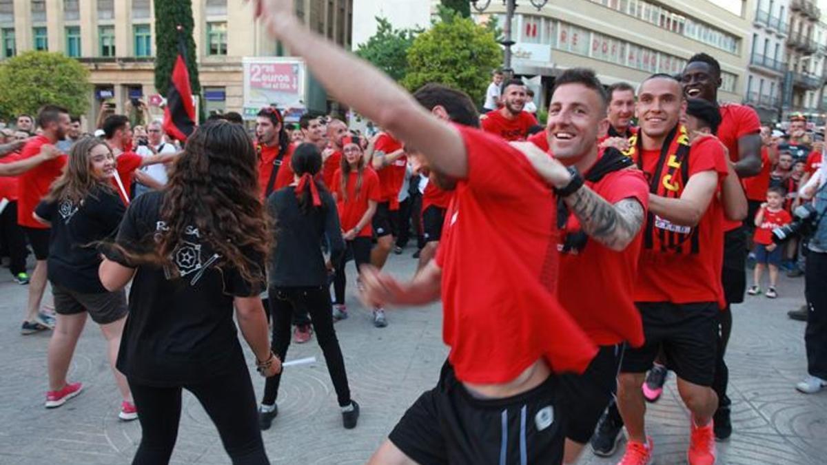 Los jugadores del Reus festejaron el ascenso por las calles de la ciudad