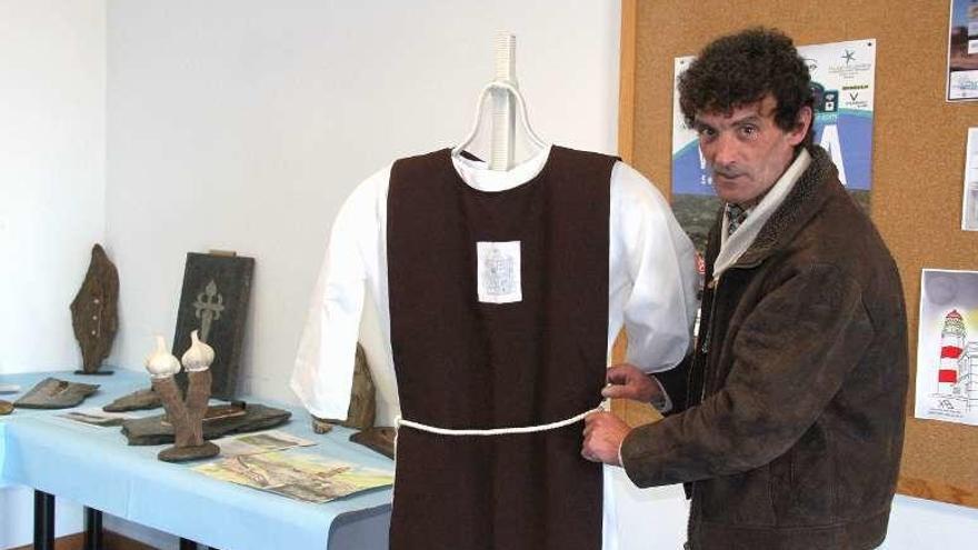 Garrido, con su traje de cantero oficial de la Arribada, en la muestra.