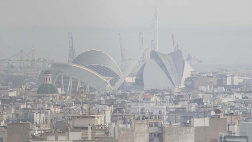 El humo de la paja cubre Valencia