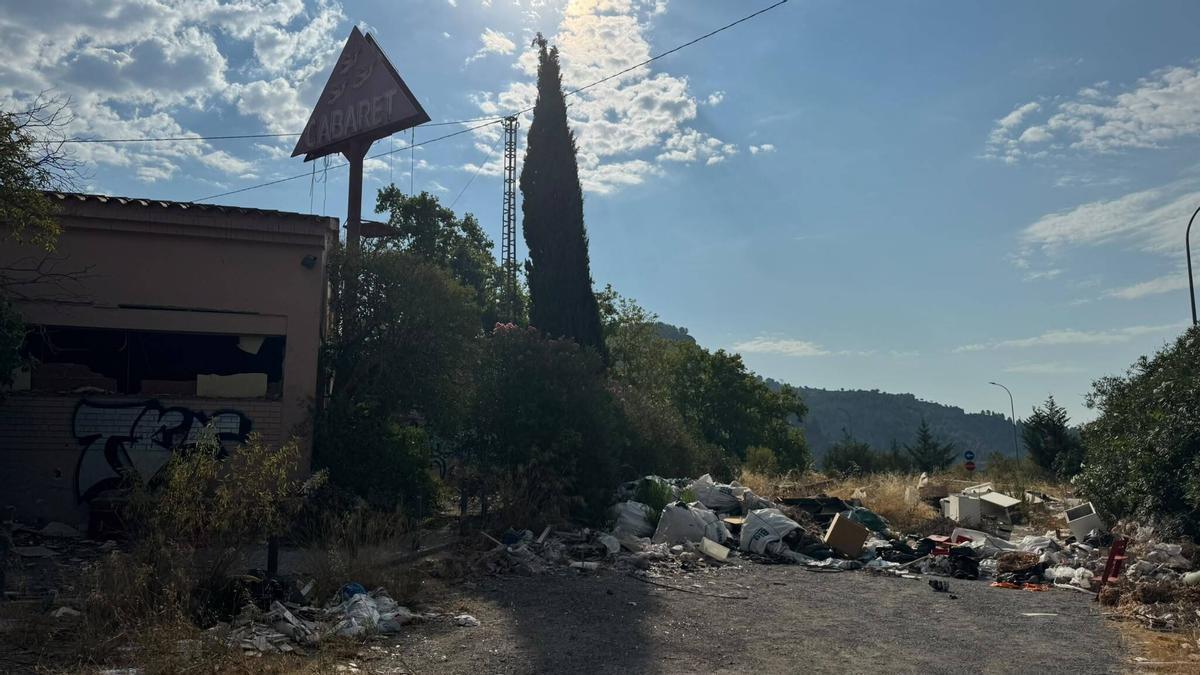 Deixalles i runa acumulades al costat del Club Cabaret, més conegut amb el nom popular de Las Palomas