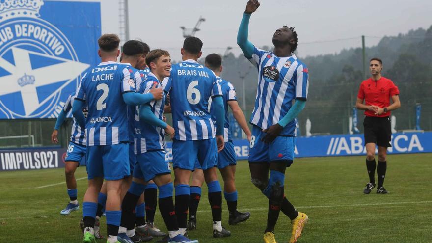 Iano Simao señala al cielo tras marcarle un gol al Cayón con el Fabril. |  // IAGO LÓPEZ