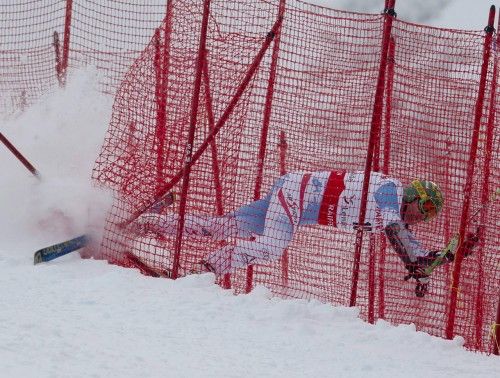 Kroell (Austria) se estrella contra la cerca durante la carrera Super-G en la Copa del Mundo de Esquí Alpino