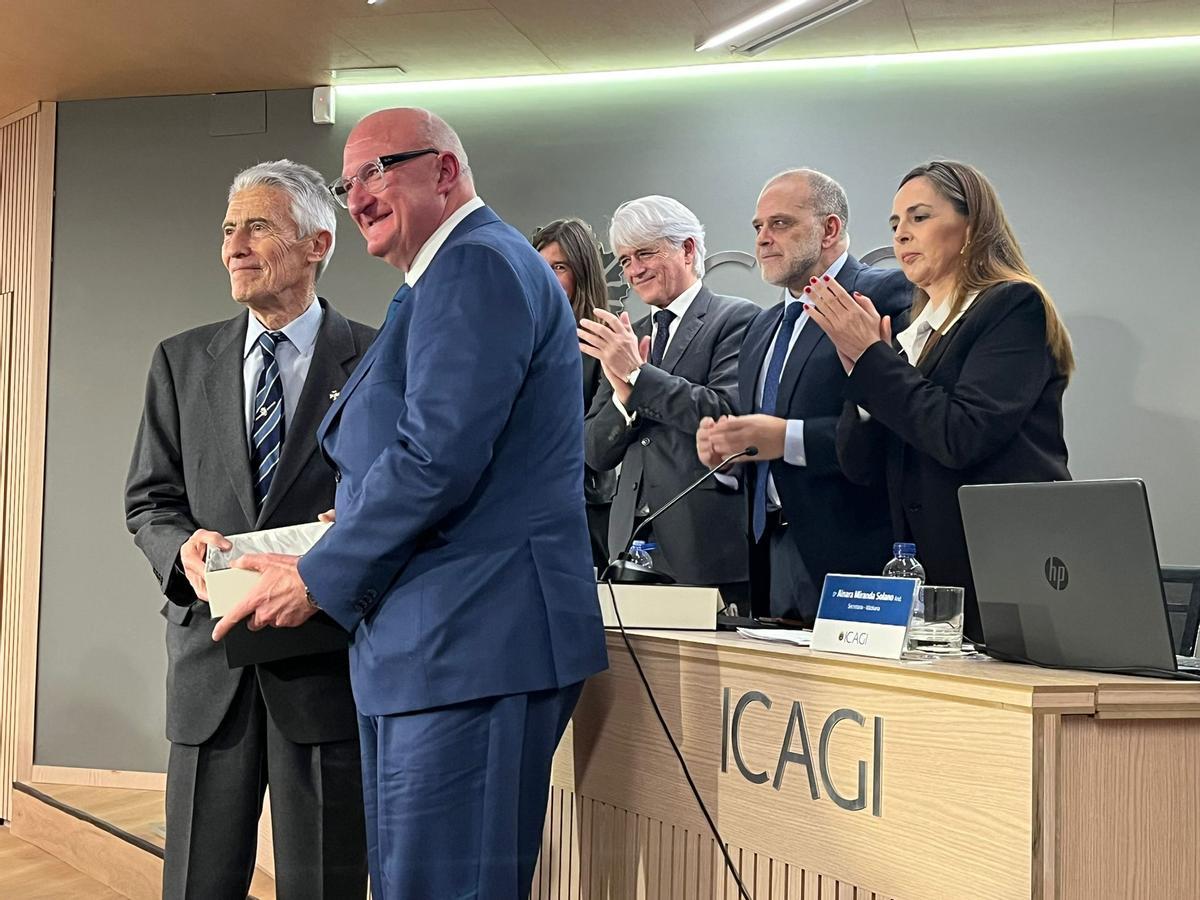 El decano del Colegio de la Abogacía de Sueca, Jesús Muñoz, recoge la distinción.