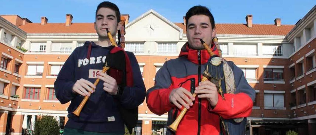 Jaime Álvarez (izquierda) y Adrián Villa, tocando la gaita en la plaza Mayor de La Fresneda.