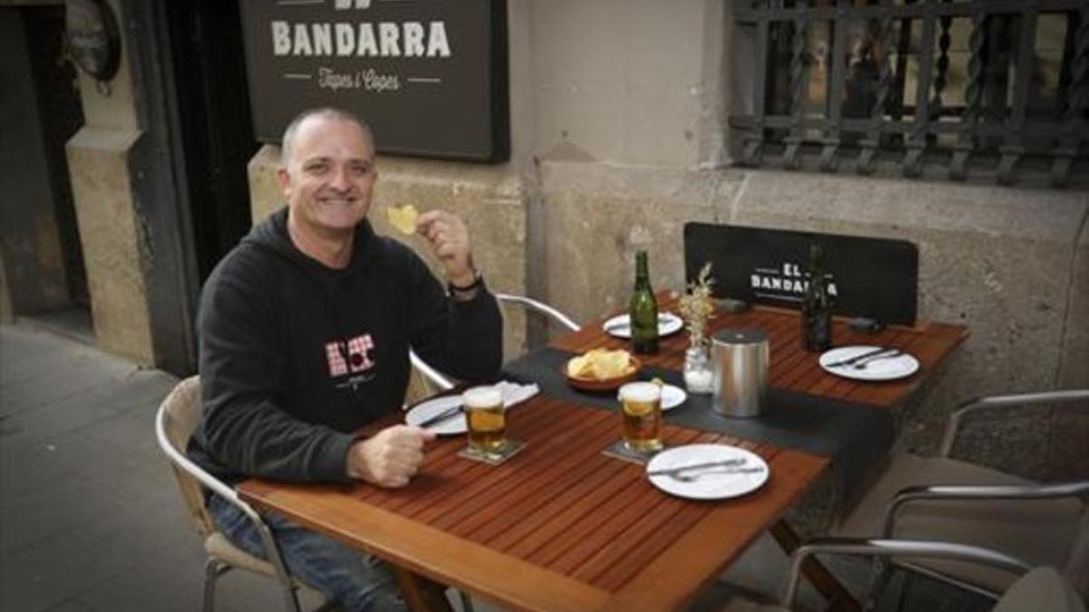 El actor Toni Albà en la terraza del bar El Bandarra.