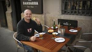 El actor Toni Albà en la terraza del bar El Bandarra.
