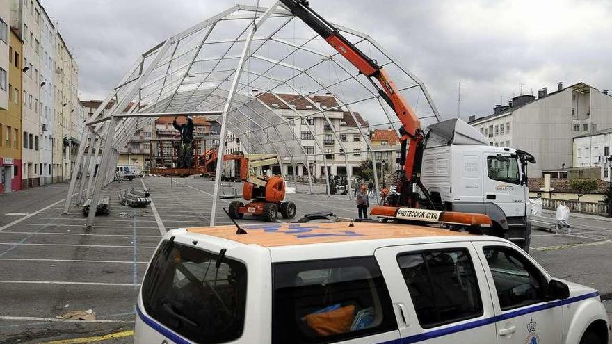 Desmontaje exprés de la Carpa Mahou  |  Personal de la empresa encargada del desmontaje de la Carpa Mahou trabajó a destajo ayer en el Campo da Feira para retirar la estructura habilitada para la Feira do Cocido. La carpa, una propuesta del agrado de las empresas que exponen en la cita gastronómica, se mantuvo para los carnavales, pero ahora urgía su desmontaje para dejar espacio al Rali do Cocido; algo que pudo haber pasado desapercibido para miembros del gobierno local y que tuvo que ser advertido por otros.