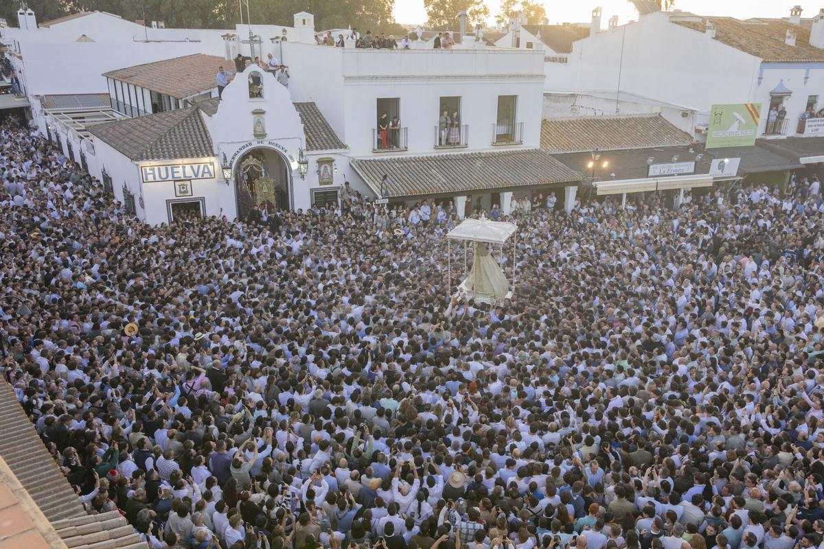 Los romeros de las 127 hermandades filiales de la Virgen del Rocío reciben desde esta la madrugada la visita de la imagen a la que profesan su fe. Los romeros de las 127 hermandades filiales de la Virgen del Rocío reciben desde esta la madrugada la visita de la imagen a la que profesan su fe.