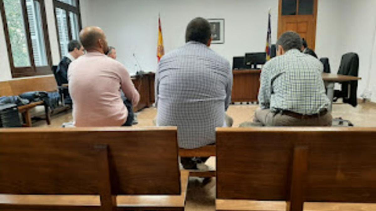 Die drei verurteilten Männer vor Gericht.