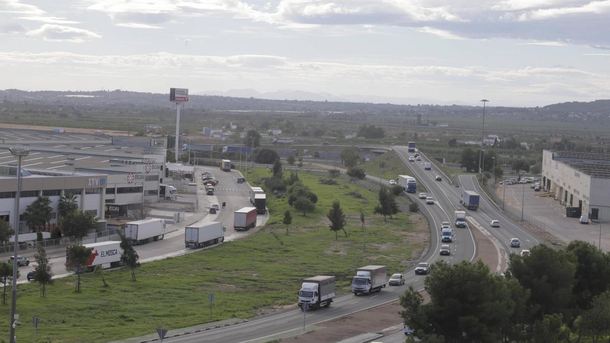 Vista aérea de uno de los accesos al área industrial de la Reva en Riba-roja.