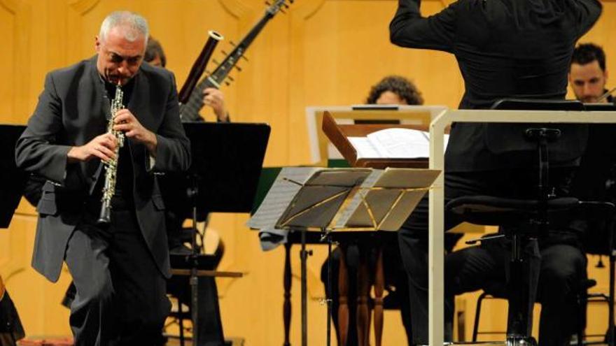 Paolo Grazia, tocando el oboe, y Marzio Conti, dirigiendo la orquesta, ayer, en el teatro Filarmónica.