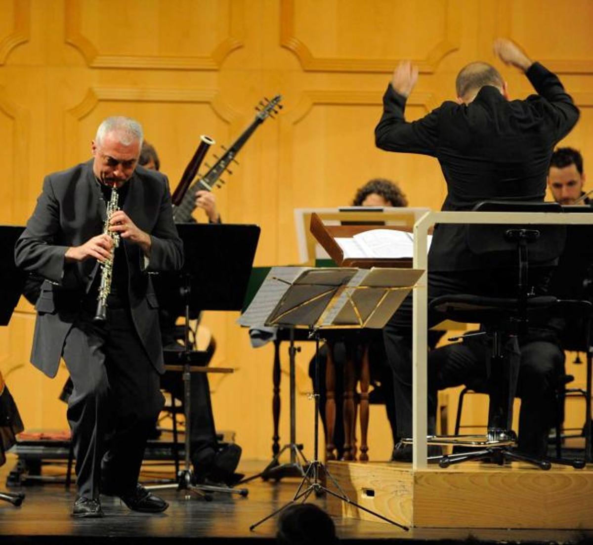 Paolo Grazia, tocando el oboe, y Marzio Conti, dirigiendo la orquesta, ayer, en el teatro Filarmónica.