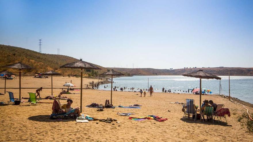 Extremadura pasa de dos a ocho banderas azules en sus playas