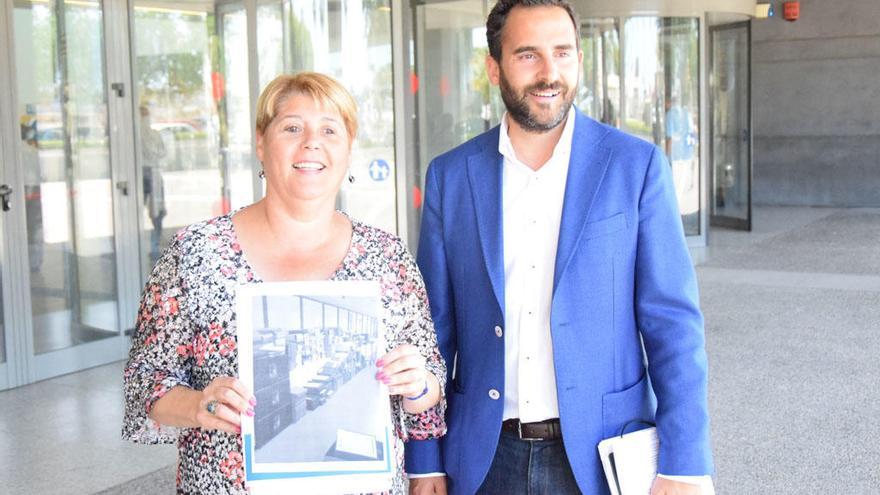 Los socialistas María del Carmen Moreno y Daniel Pérez, frente al Edificio de Usos Múltiples.