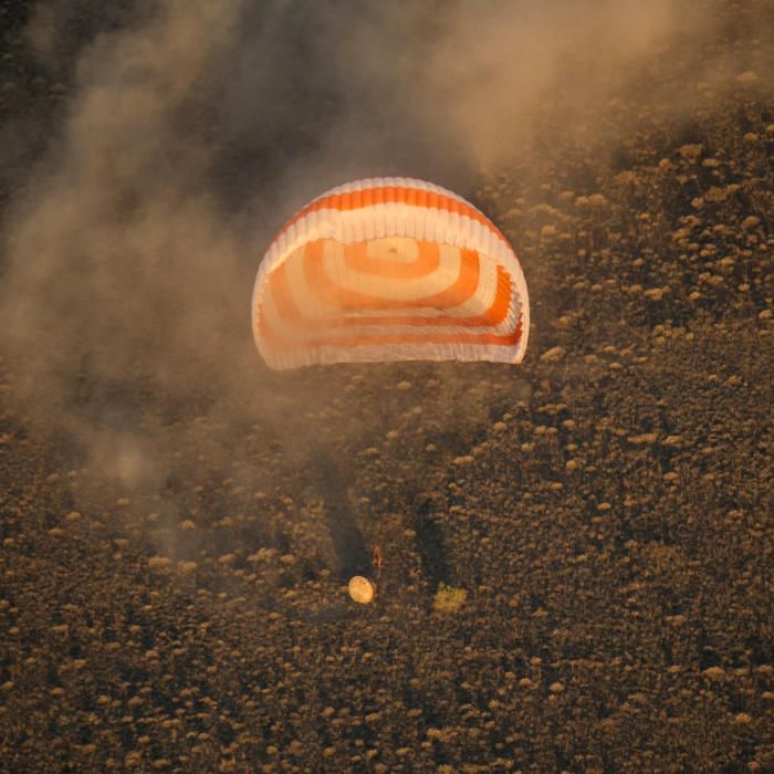 El módulo de descenso de la nave rusa Soyuz TMA-20M, con tres tripulantes a bordo, aterrizó hoy con éxito en las estepas de Kazajistán, informó el Centro de Control de Vuelos Espaciales de Rusia.