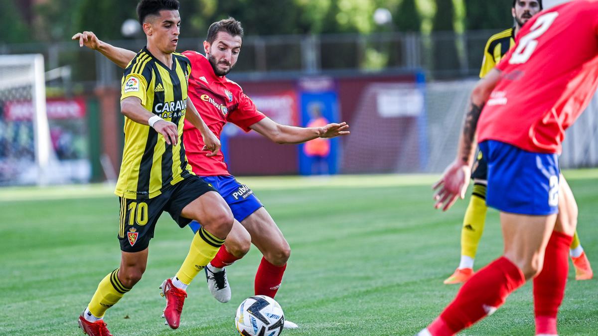 Kevin Lacruz intenta robar el balón a Bermejo.