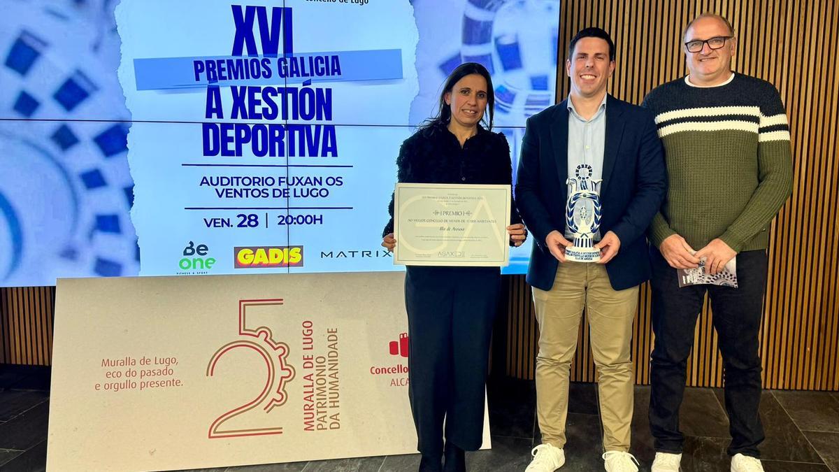Paula Suárez, Luis Arosa y Manuel Poza en la recogida del reconocimiento de Agaxede.