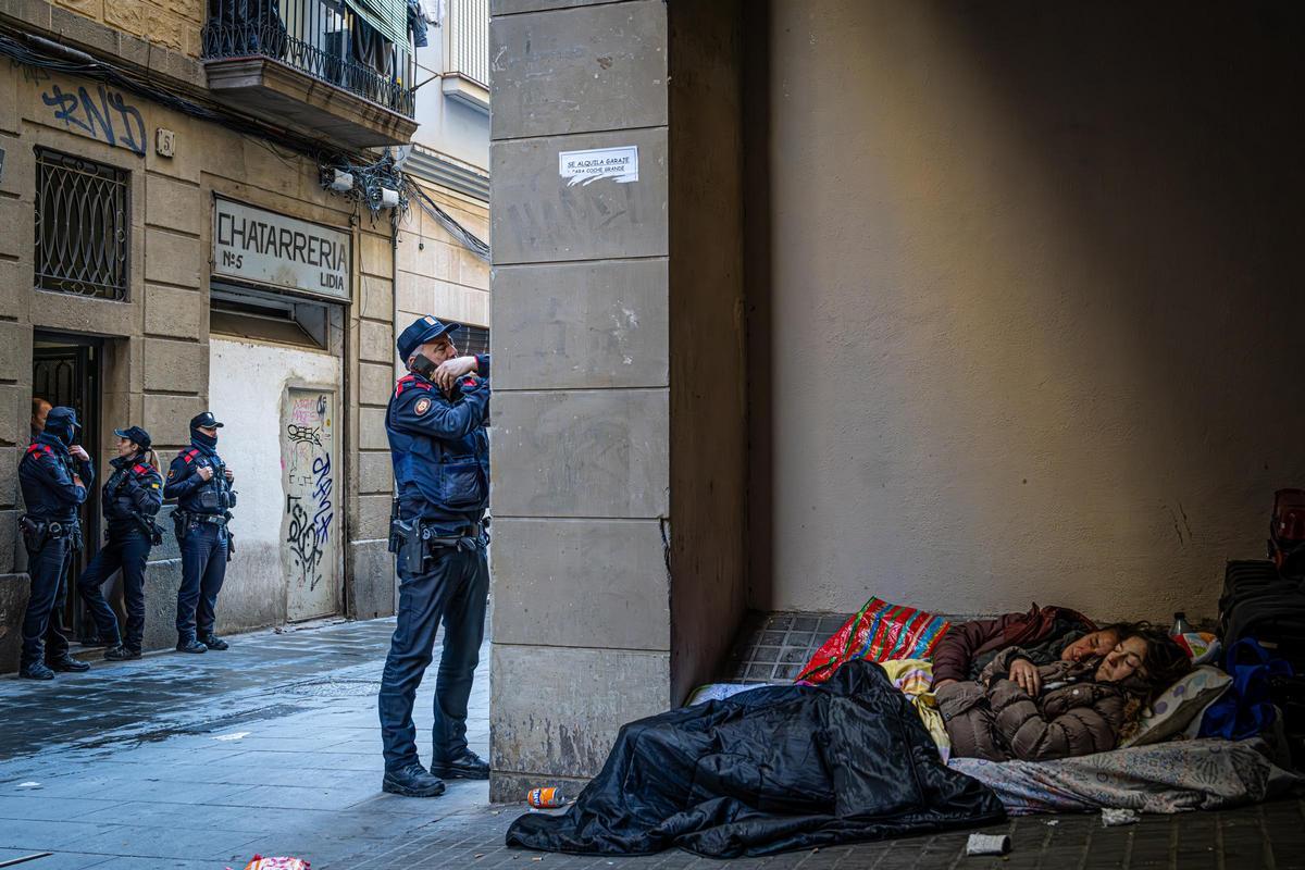 Mossos custodian la entrada de la finca donde habría tenido lugar el crimen.