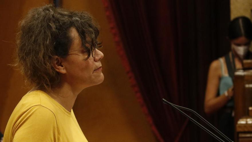 La diputada de la CUP Natàlia Sánchez durant el ple monogràfic sobre la monarquia