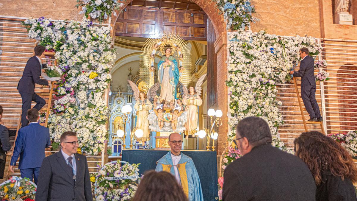 Fachada de la iglesia arciprestal de la Inmaculada con la imagen de la patrona y el arco de flores de la ofrenda