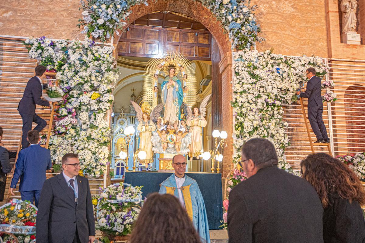 Fachada de la iglesia arciprestal de la Inmaculada con la imagen de la patrona y el arco de flores de la ofrenda