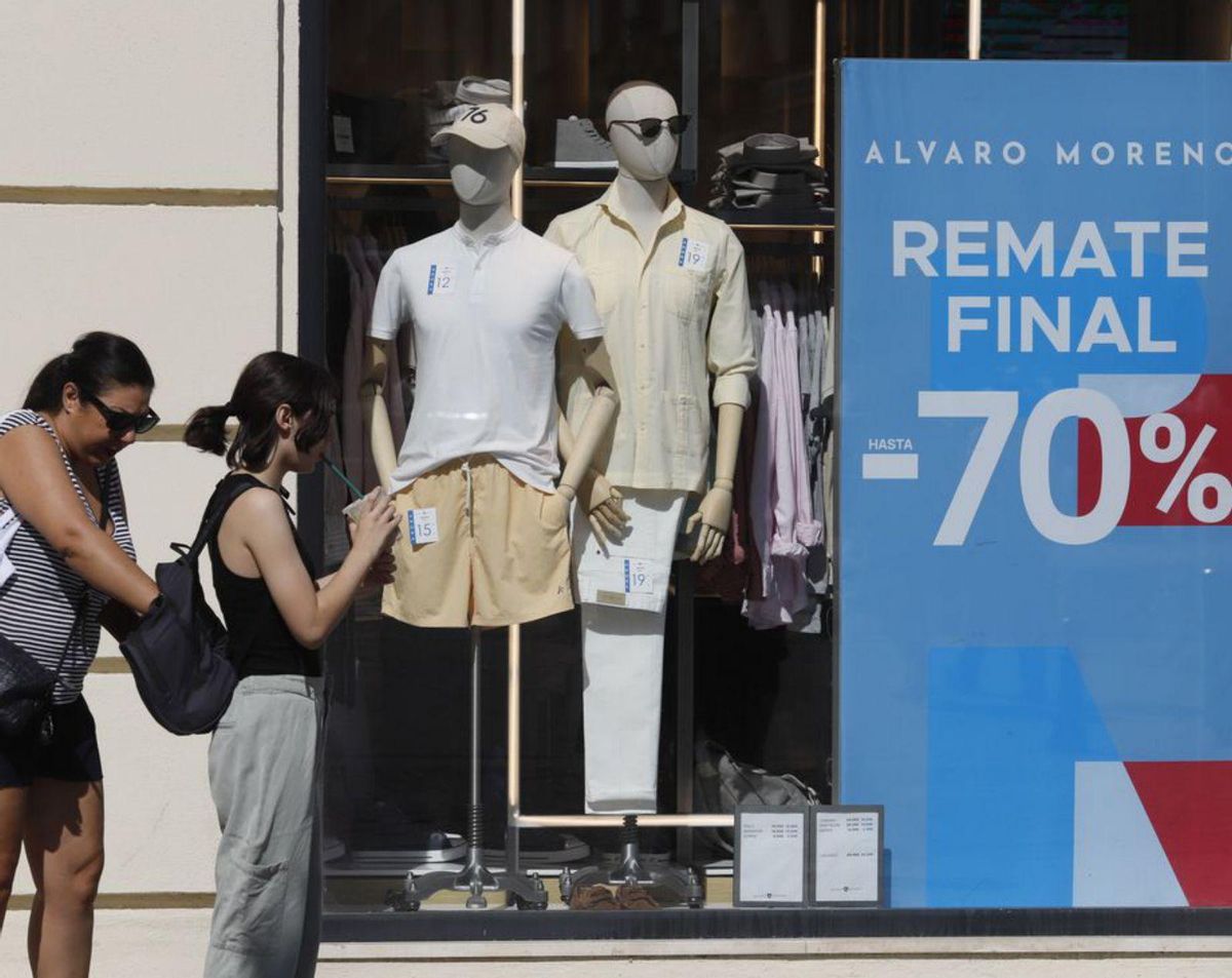 Los carteles anuncian en los escaparates el final de las rebajas.