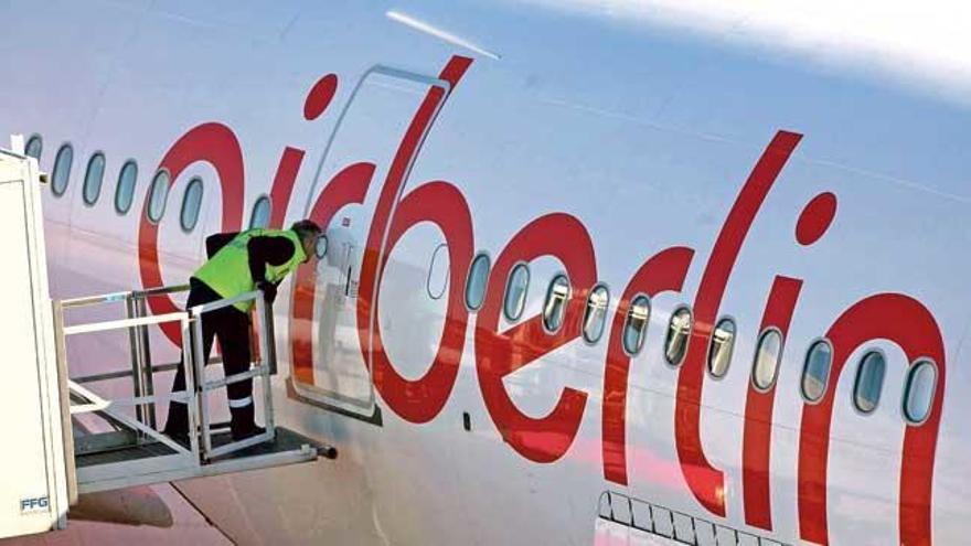 Viele Crews und Maschinen von Air Berlin werden künftig für andere Fluggesellschaften unterwegs sein.