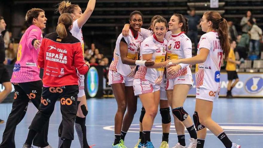 Las &quot;guerreras&quot; celebran el triunfo ante Eslovenia en el Mundial que se celebra en Alemania // A. Babani