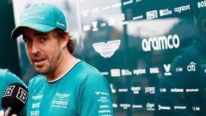 Fernando Alonso atiende a los medios