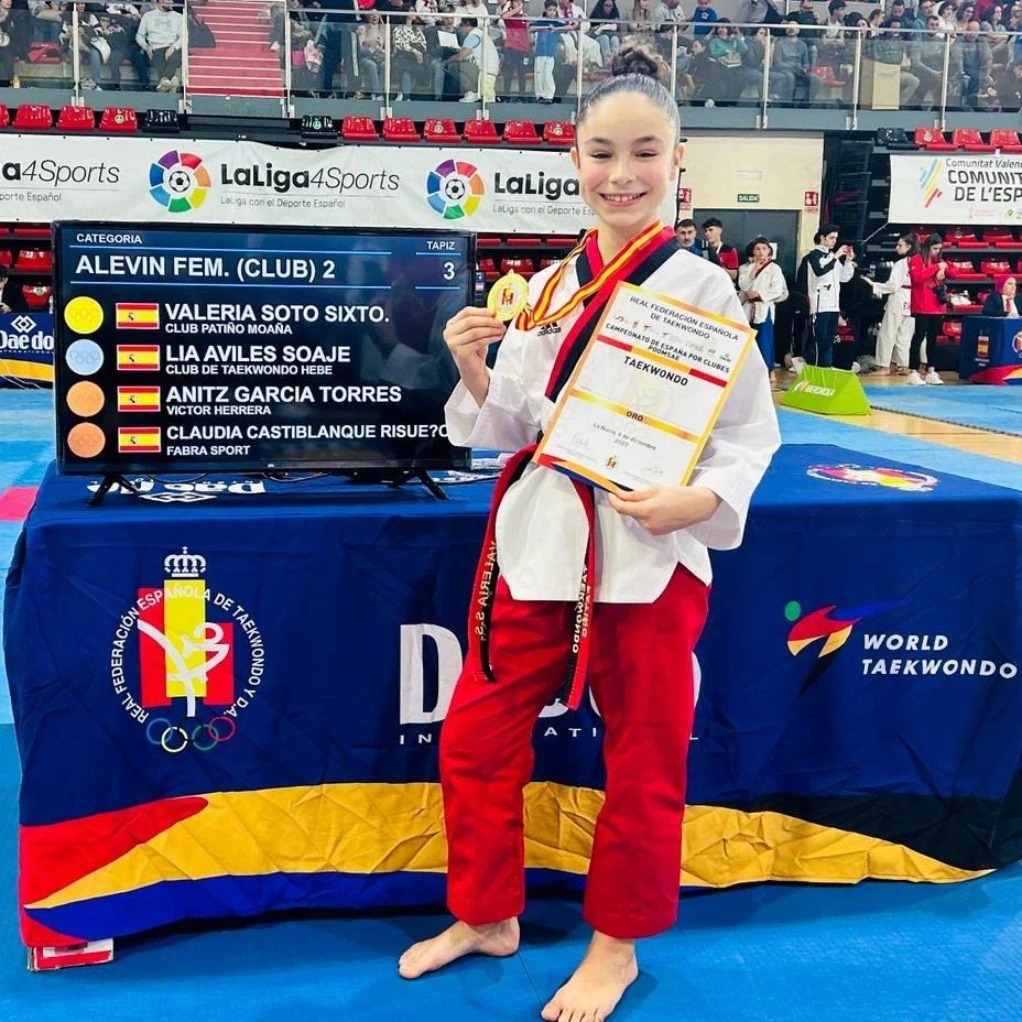 Valeria Soto con su medalla de oro en la categoría alevín del Campeonato de España.