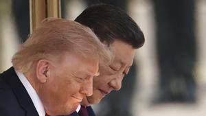 La visita de Trump deixa més pompa  i bones intencions que acords