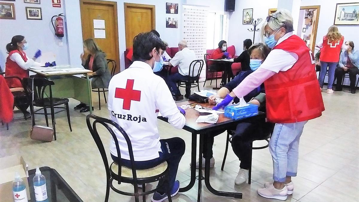 Voluntariado de Cruz Roja en la sede de la asociación de mayore el primer día de actividad.
