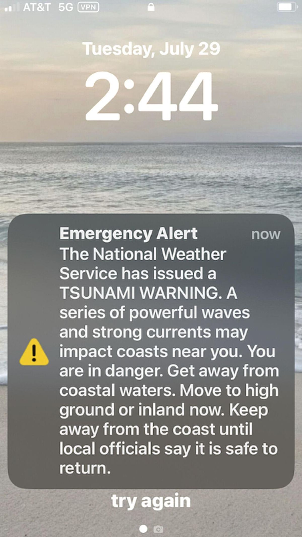 Captura de pantalla de la alerta por tsunami que llegó a los móviles en Honolulu, Hawai