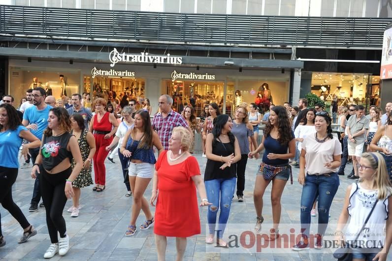 Los bailes latinos salen a la calle en Murcia