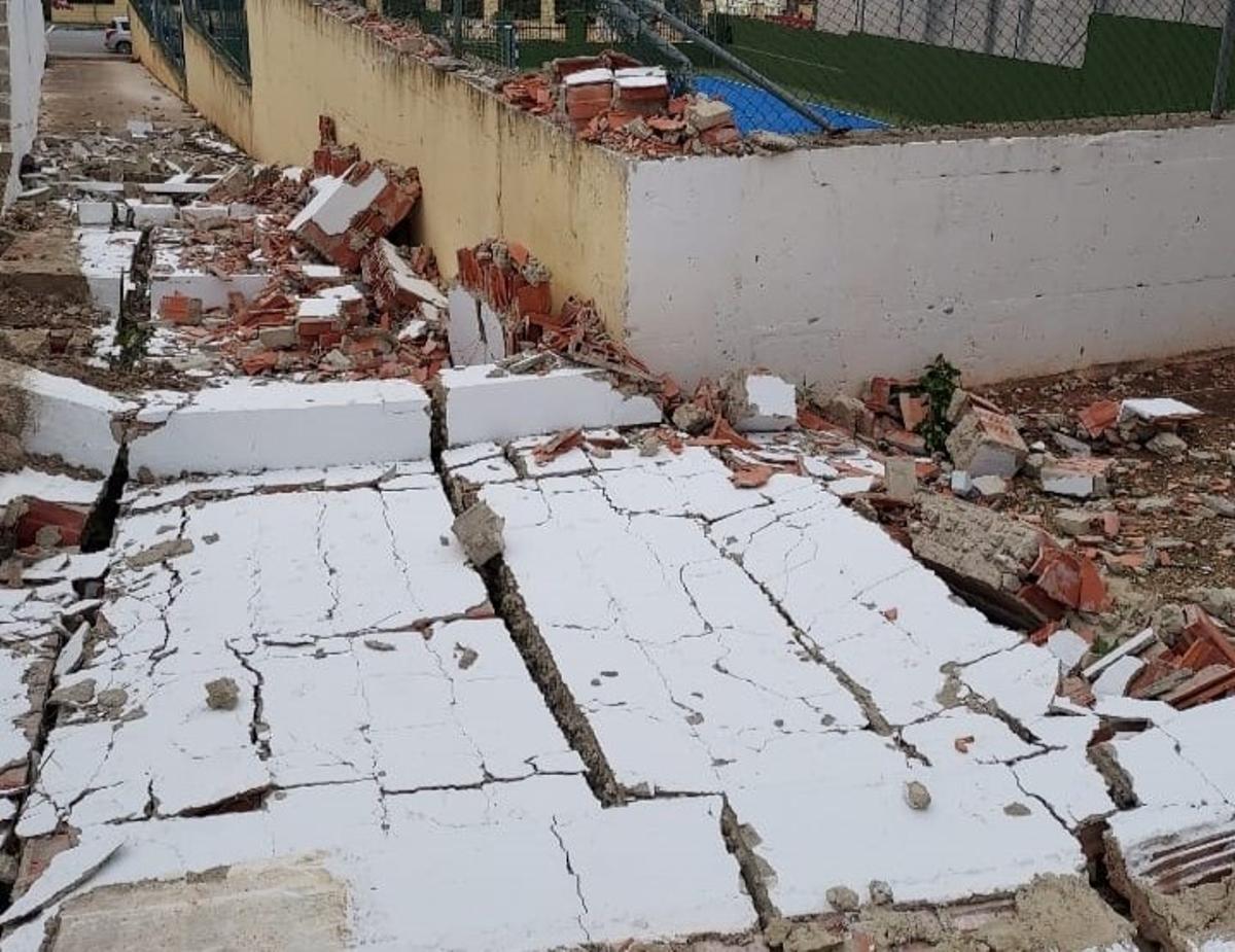 Imagen de uno de los muros caídos en Doña Mencía.