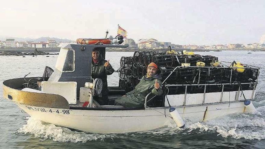 Un barco cargado de nasas de nécora y camarón. // Muñiz