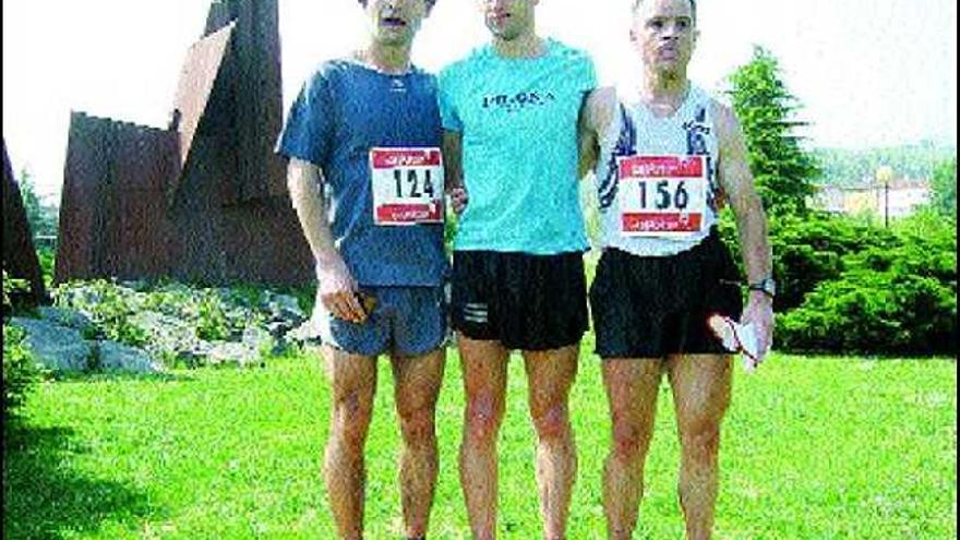 Martín Álvarez, entre Javier Copete, a la izquierda, y Joaquín Dosantos.