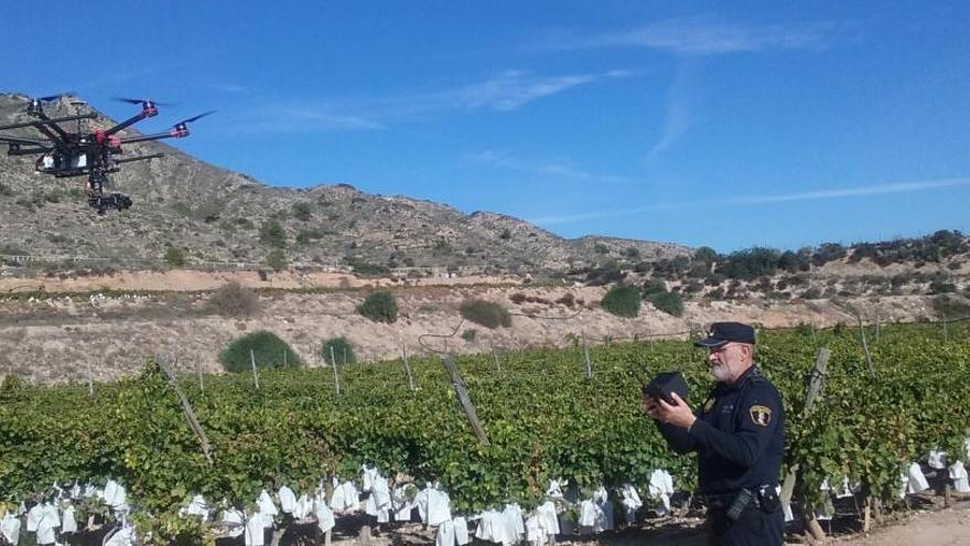 Un agente de la Policía Local de Novelda pilotando un dron