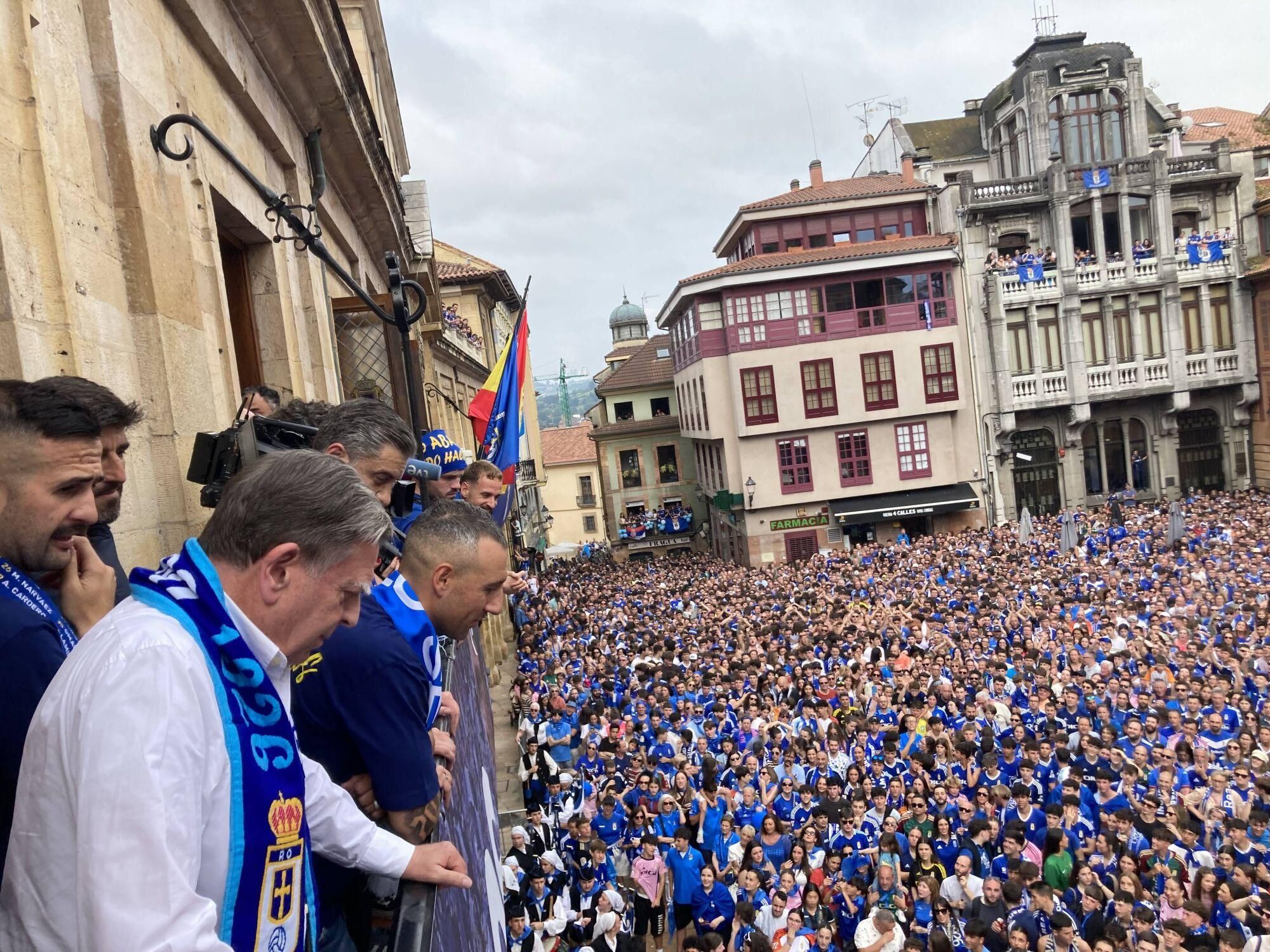 Locura azul en las calles de Oviedo para celebrar el ascenso del equipo a Primera División