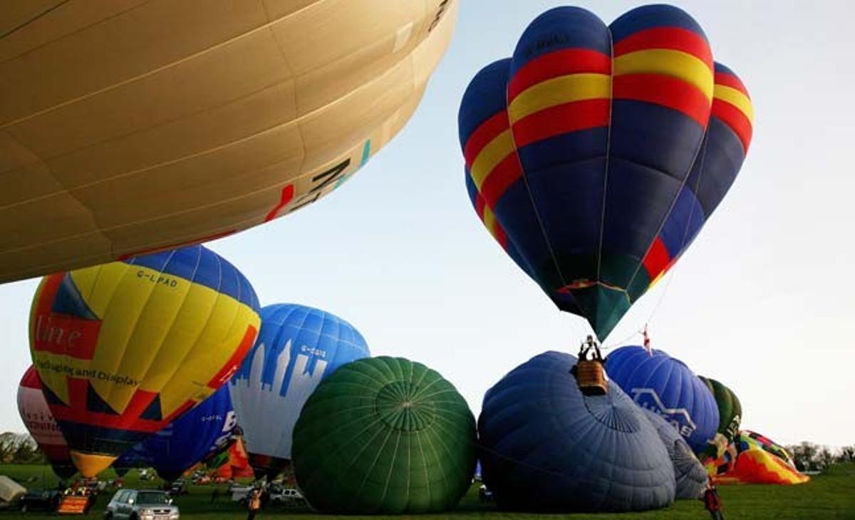 Uns globus aerostàtics s’enlairen a prop de Canterbury (Regne Unit), en un intent de batre un rècord mundial. Volen ser el número més gran de globus a travessar conjuntament el canal de la Mànega.