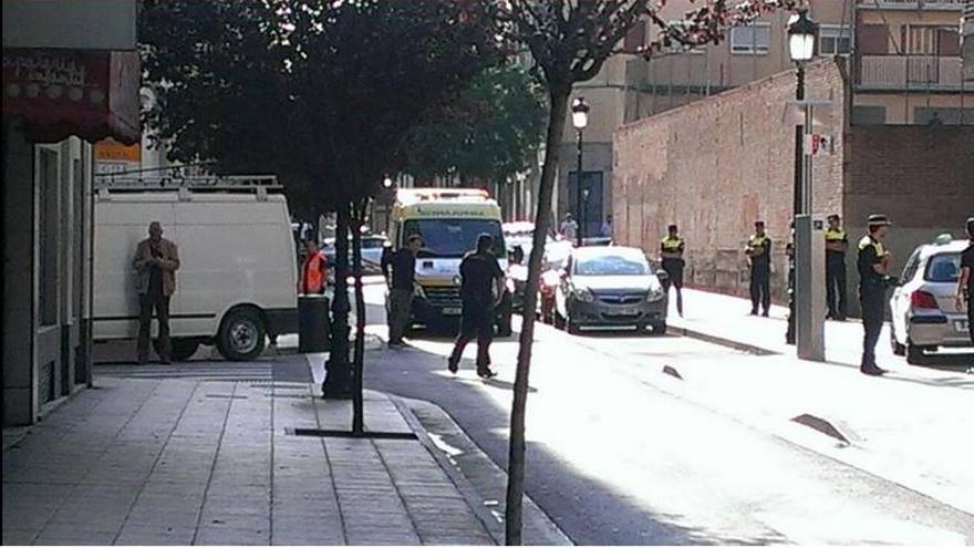 La Policía continúa negociando con el hombre atrincherado en un bar de Zaragoza