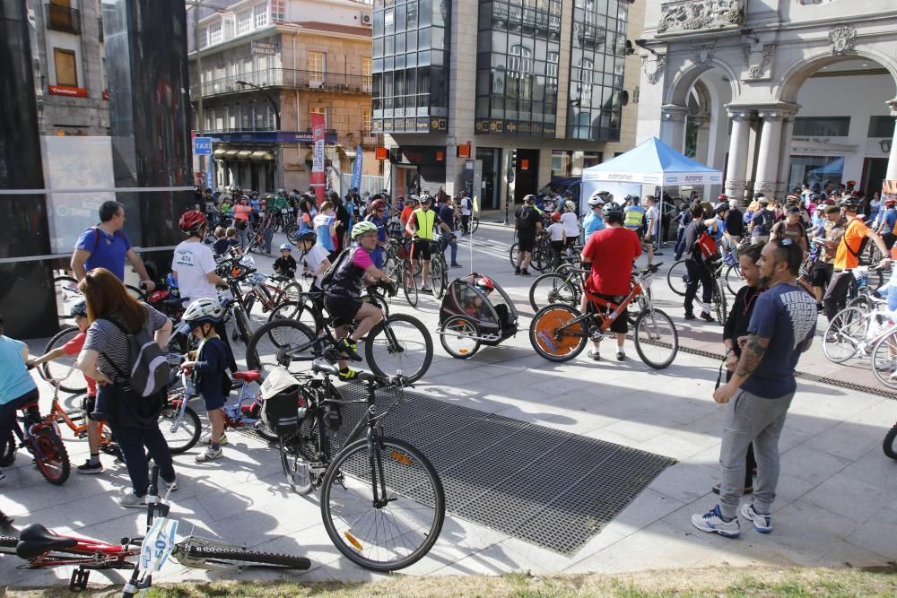 Decenas de aficionados al pedal asistieron a la primera marcha Decabike por el centro de Vigo