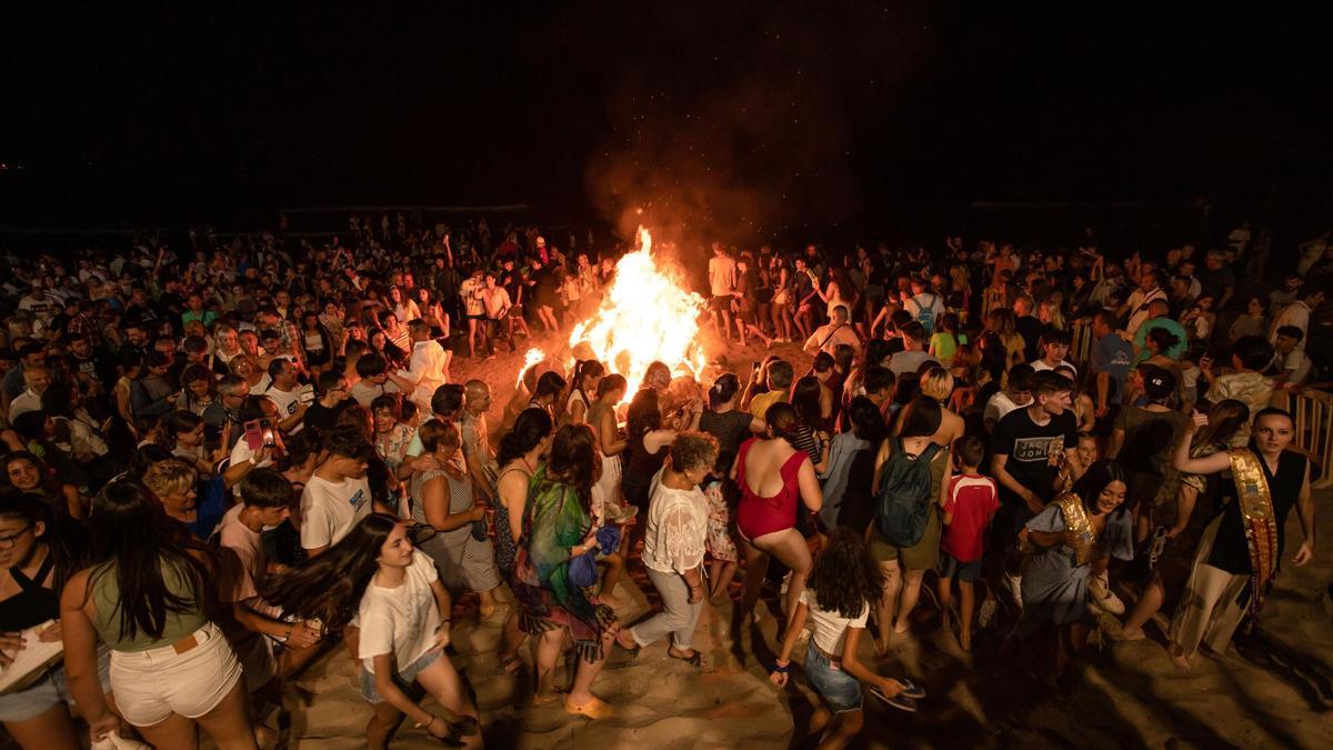 La gran hoguera de Orpesa prenderá a medianoche para cerrar la mágica velada de Sant Joan.