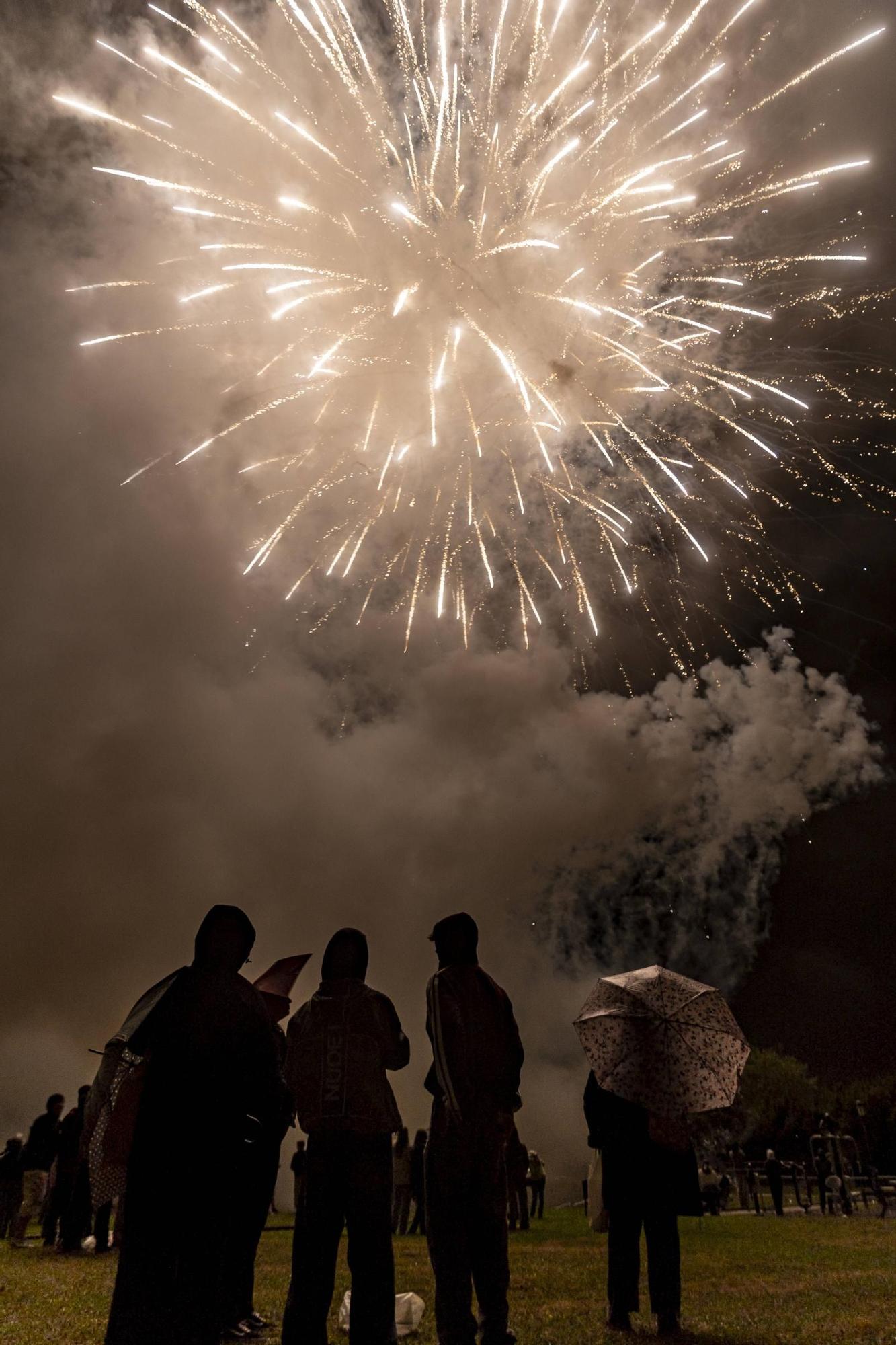 EN IMÁGENES: Así se vivieron unos fuegos de San Mateo bajo la lluvia en Oviedo