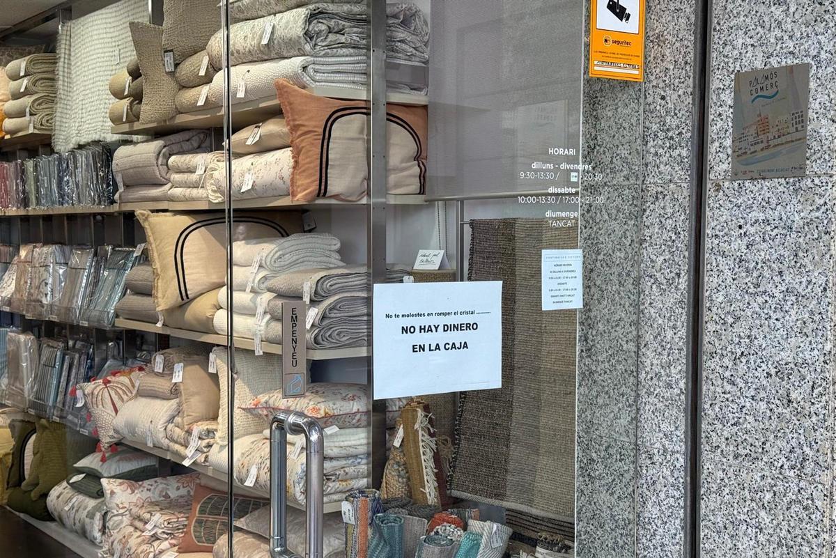 Un dels cartells contra els lladres d'un establiment de Palamós.