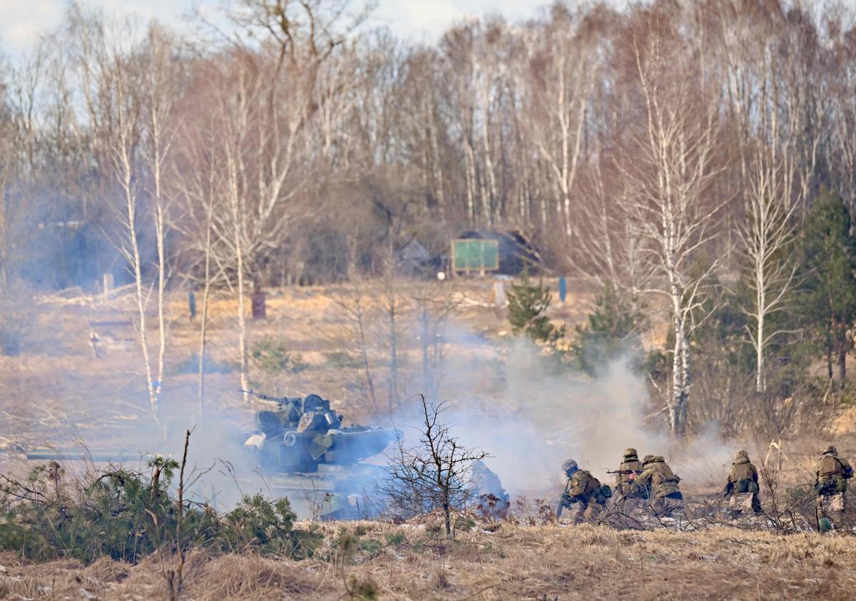 Soldados ucranianos participan en ejercicios militares simulando un posible ataque en la zona de Chernóbil a pocos kilómetros de la frontera con Bielorrusia, el 20 de febrero de 2023