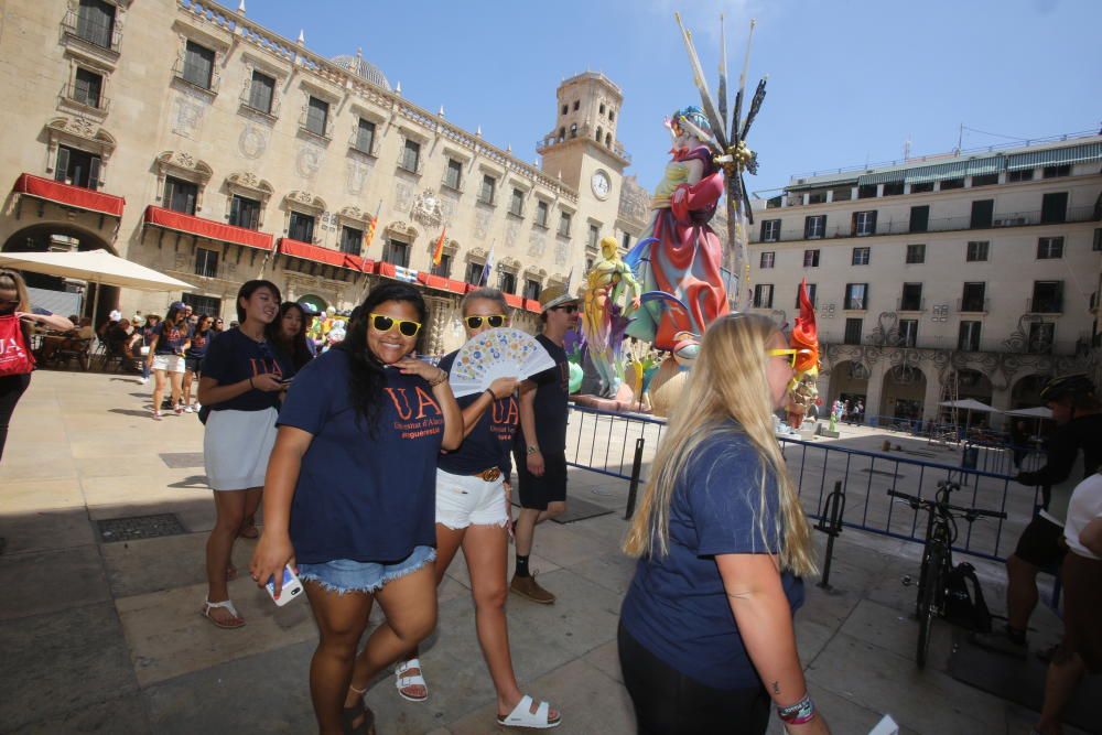 Estudiantes extranjeros de la UA visitan las Hogueras