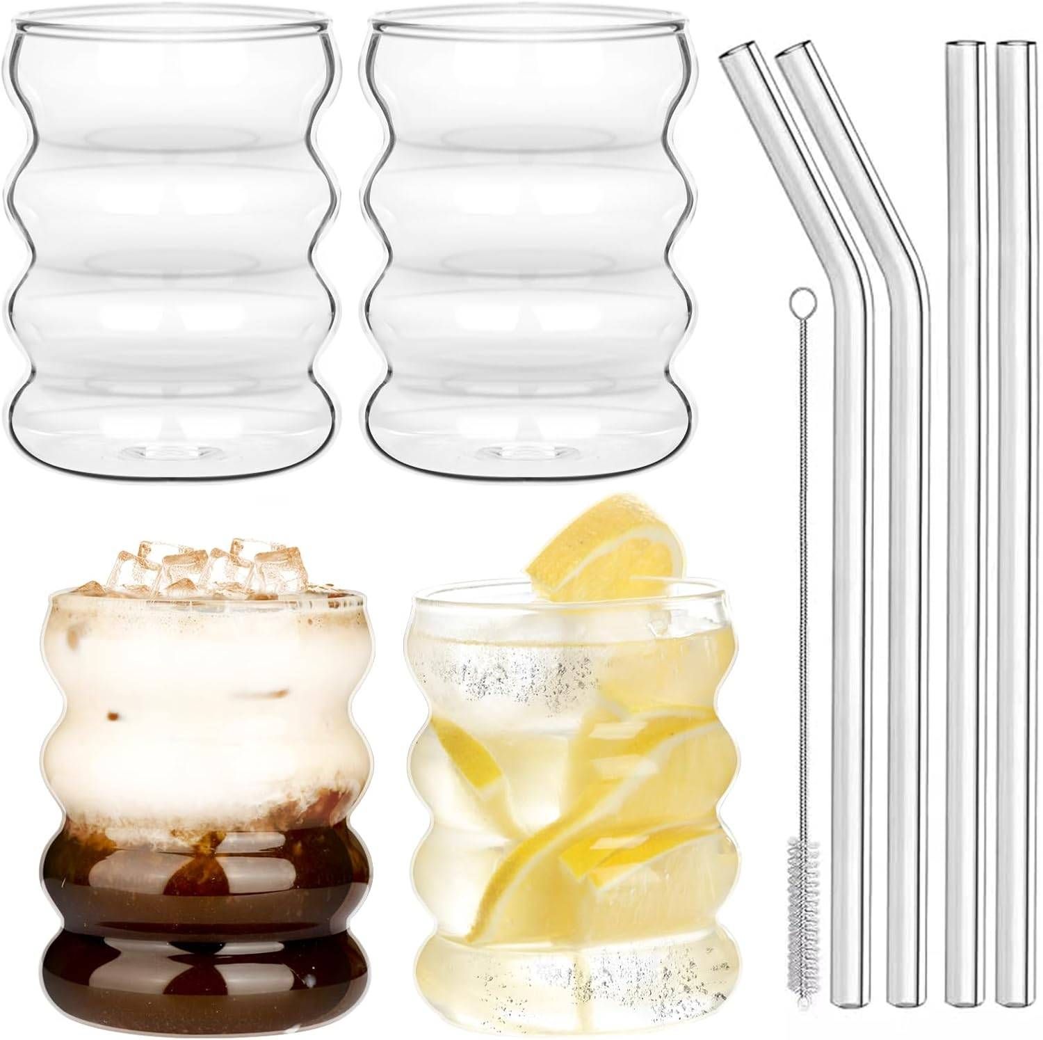 Vasos de cristal ondulados con pajita