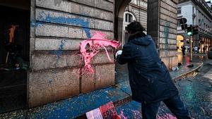 Ecologistas lanzan pintura contra la fachada de La Scala de Milán